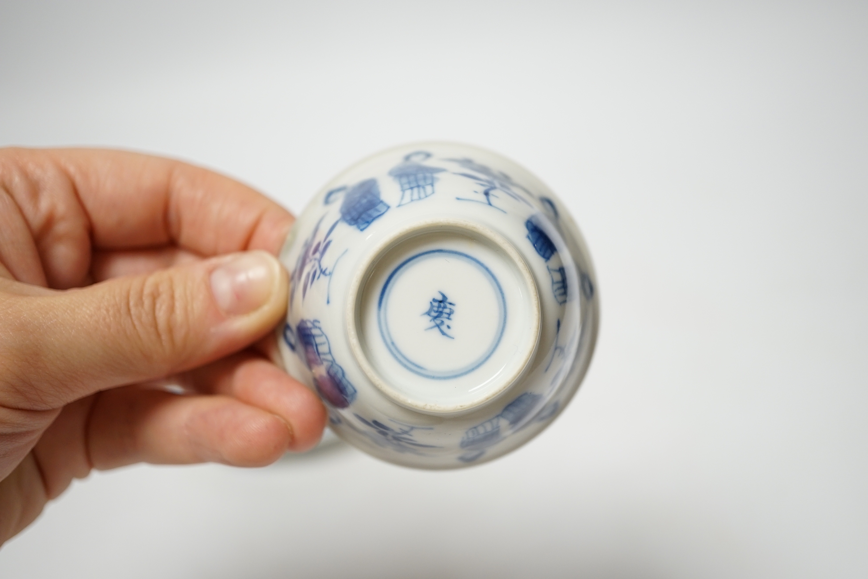 A Chinese Kangxi blue and white tea bowl and saucer, 10cm diameter